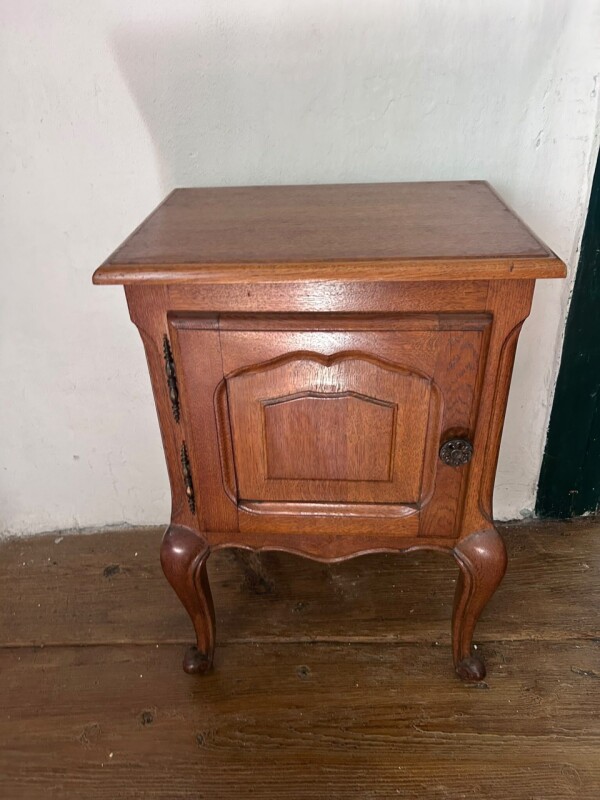 Dubový nočný stolík v štýle Louis XV 